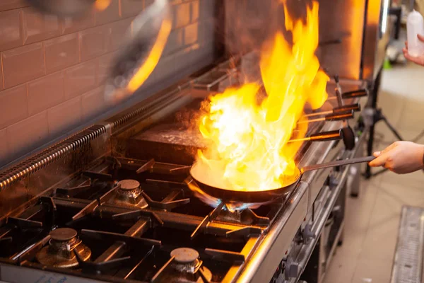 Chef cozinhar com chama em sua cozinha restaurante . — Fotografia de Stock