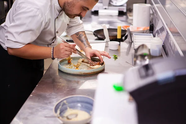 Chef design de jantar fino no restaurante da cozinha — Fotografia de Stock