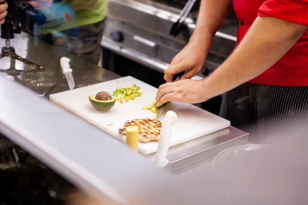 Chef preparando abacate para deliciosa salada — Fotografia de Stock