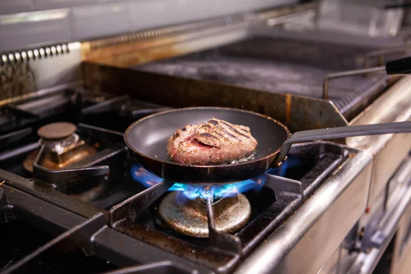 Chef frita carne na panela — Fotografia de Stock