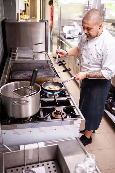 Chefe a preparar fois gras — Fotografia de Stock