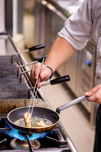 Chefe a preparar fois gras — Fotografia de Stock