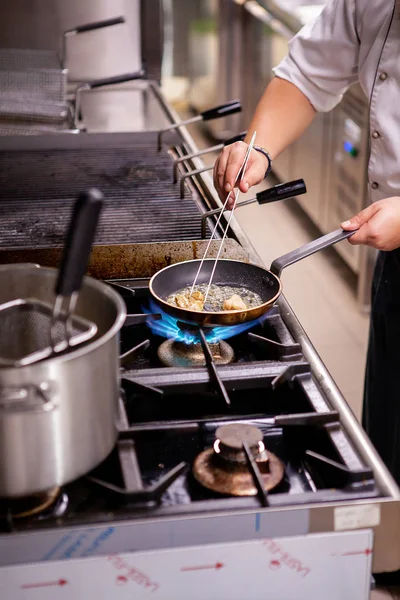 Chef fries fois gras en estufa — Foto de Stock