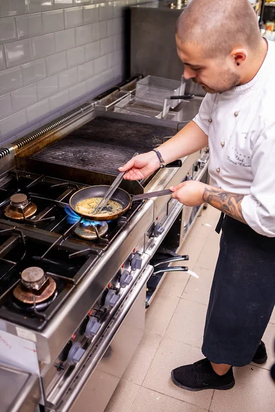 Chef frita fois gras no fogão — Fotografia de Stock