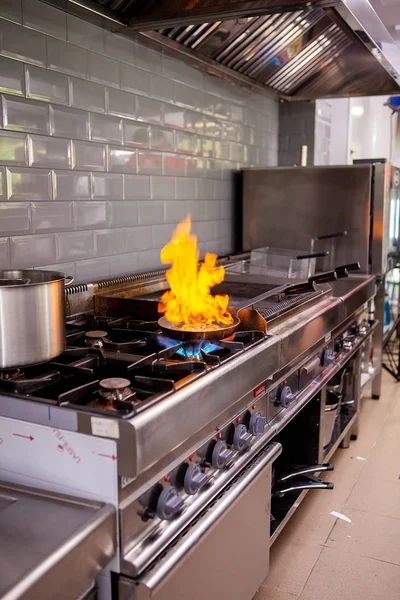 Chef fazendo fois gras flambe — Fotografia de Stock