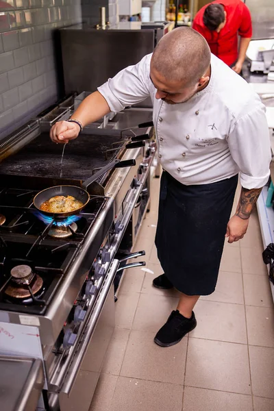 Chef cozinhar refeição deliciosa — Fotografia de Stock