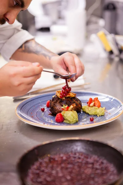 Decoração de comida profissional na cozinha do restaurante — Fotografia de Stock