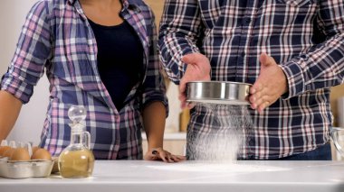 Pişirme sırasında un ile oynarken güzel genç çift