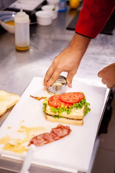 Taze madde ile sandviç yapma Şef — Stok fotoğraf