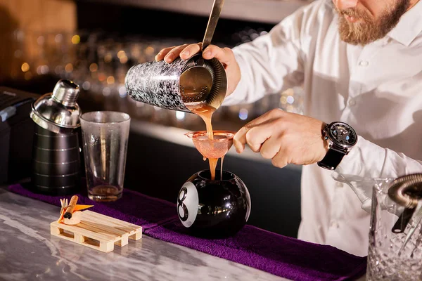 Бармен-бармен наливає напій — стокове фото