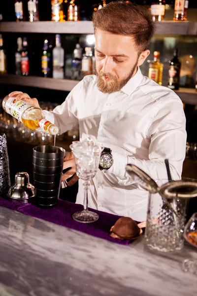 Um cocktail de álcool no bar. Barman prepara um coquetel alcoólico — Fotografia de Stock