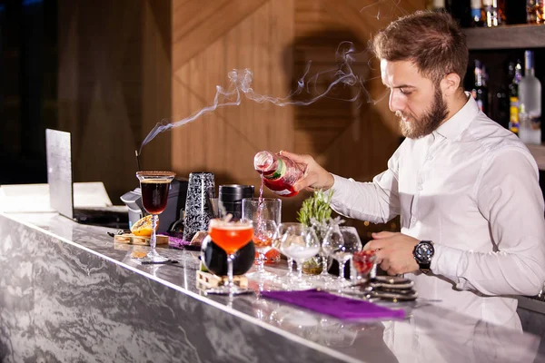 Bartender derramando coquetel chalés — Fotografia de Stock