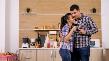 Kocası onun sevgi sevgili karısına gösterilen