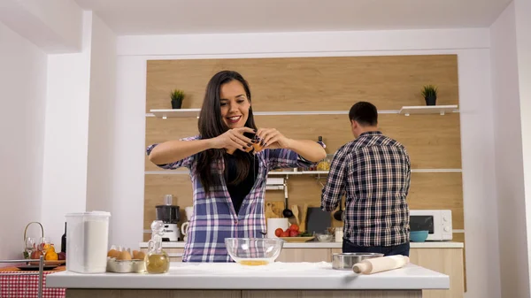 Feliz jovem casal fazendo biscoitos juntos — Fotografia de Stock