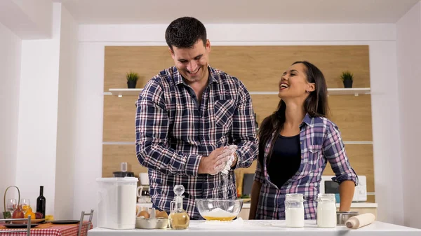 Hermosa esposa ayuda a su marido mientras él cocina para ella —  Fotos de Stock