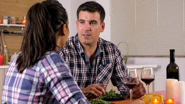 Ehemann erzählt seiner Frau eine lustige Geschichte aus dem Moment, als er nur ein kleiner Junge beim Abendessen war — Stockfoto