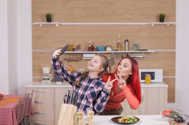 Anne ve pişirme ve gülümseyen sırasında resim yapma kızım