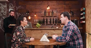 Sakallı garson COFFFEE ve kruvasan muhteşem INLOVE birkaç getirmek