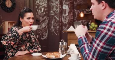 Kahve içme ve kruvasan şık hipster kahvehane pub restoranda yemek muhteşem çift