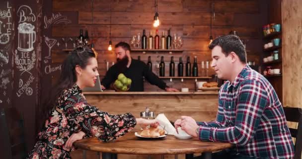 Zoom en la toma de la hermosa pareja de beber café en la vendimia rústica cafetería pub restaurante — Vídeos de Stock