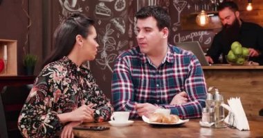 Kahve içme ve Smartphone'da görünümlü şık kafe bar restoran bir tarihte çift