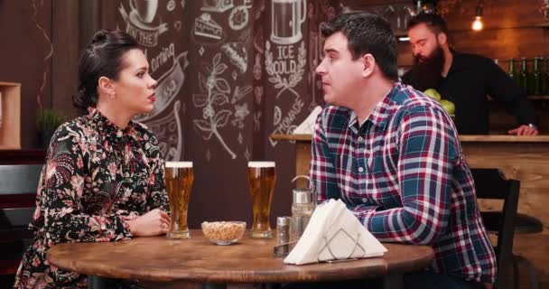 Par i vintage rustika pubrestaurang dricka öl — Stockvideo