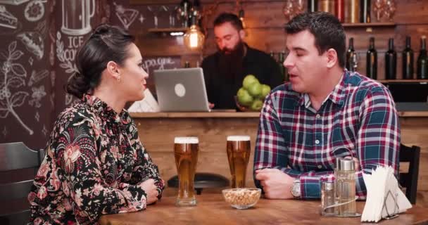 Feliz sonriente pareja clink sus gafas con cerveza — Vídeo de stock