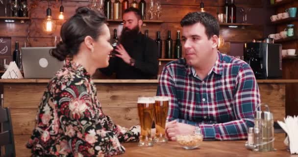 Uitzoomen schot van gelukkig inlove paar bier drinken in de stijlvolle vintage café restaurant — Stockvideo