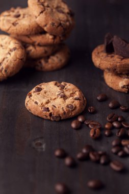 Çikolatalı kurabiye kahve çekirdekleri ile eski ahşap tablo.