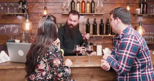 Hipster skäggiga bartendern hälla vin till sina klienter — Stockvideo