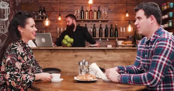 Hermosa pareja caucásica comiendo croissants y tomando café — Vídeos de Stock