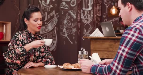 Счастливая влюбленная пара пьет утренний кофе в городе — стоковое видео