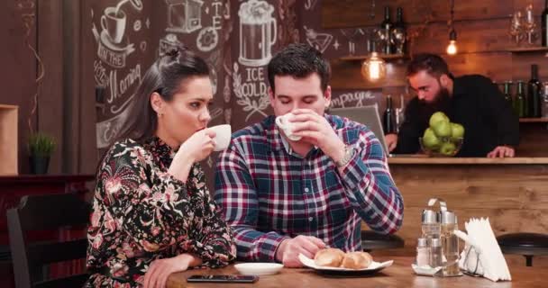 Ευτυχισμένο Καυκάσιος ζευγάρι πίνοντας καφέ σε vintage hipster καφετέρια, μπαρ ή εστιατόριο — Αρχείο Βίντεο