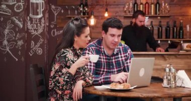 Laptop arıyorum ve kruvasan ile kahve içme çift