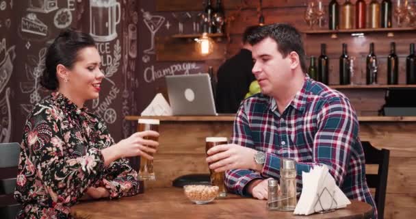 Hermosa pareja bebiendo cerveza — Vídeo de stock