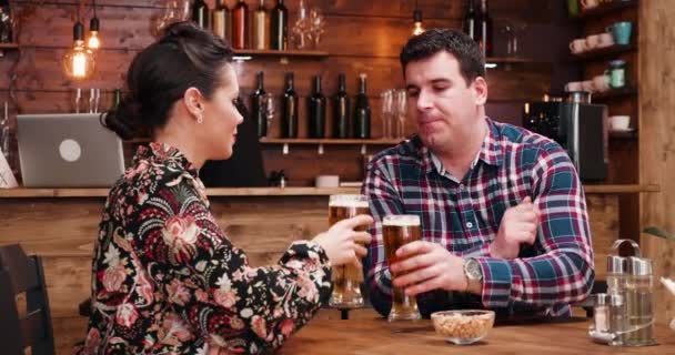 白种人夫妇喝啤酒, 在老式酒吧或餐馆吃花生 — 图库视频影像