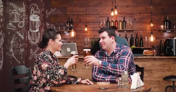 Paar wordt geserveerd met een pizza in vintage pub of het restaurant — Stockvideo