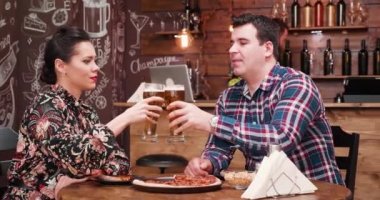 Kaç tartışırken süre bira içiyor ve çok rahat ve vintage pub ya da Restoran pizza yiyor. Kasada çalışan arka planda bir sakallı hippi barmen olduğunu.