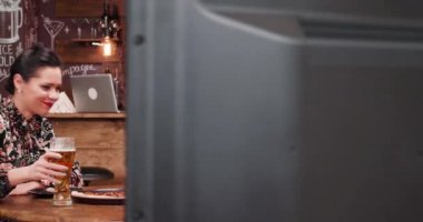Bira içip hipster pub Tv izlerken