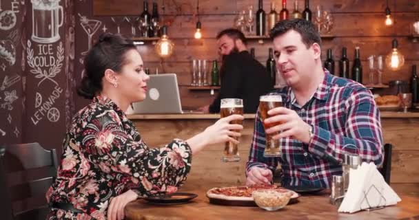 Eating pizza and drinking beer — Stok video