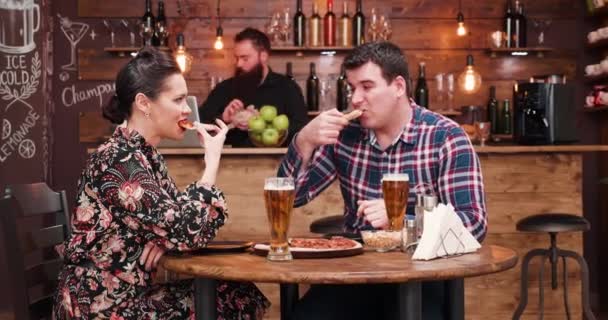 Caucásico pareja comiendo pizza y bebiendo cerveza — Vídeos de Stock
