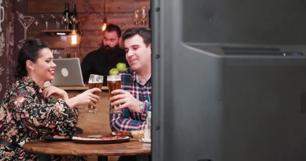 Casal Caucasiano Ver Televisão Pub Eles Riem Divertem Enquanto Bebem — Vídeo de Stock