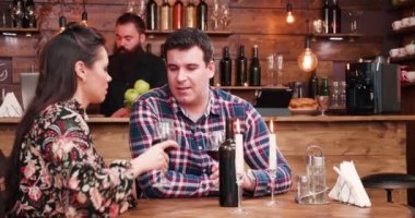 Çift vintage pub ya da restoran romantik bir akşam harcama