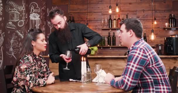 Serveur Barbu Hipster Versant Vin Une Bouteille Ses Clients Dans — Video