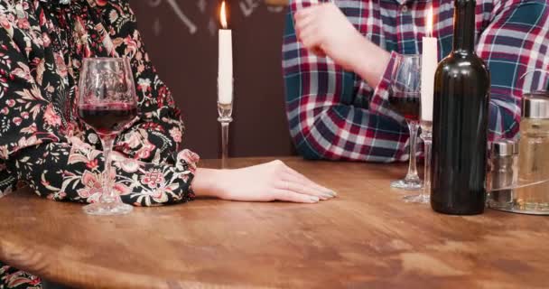 Close up de mãos de casal na mesa no pub vintage — Vídeo de Stock