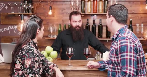 Koppel het drinken van wijn in de bar teller — Stockvideo