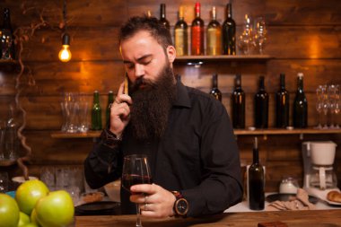 Bir bardak şarap tadını tezgahın arkasındaki barmen