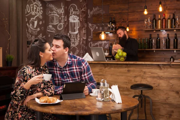 Casal feliz usando tablet digital enquanto toma café no restaurante — Fotografia de Stock