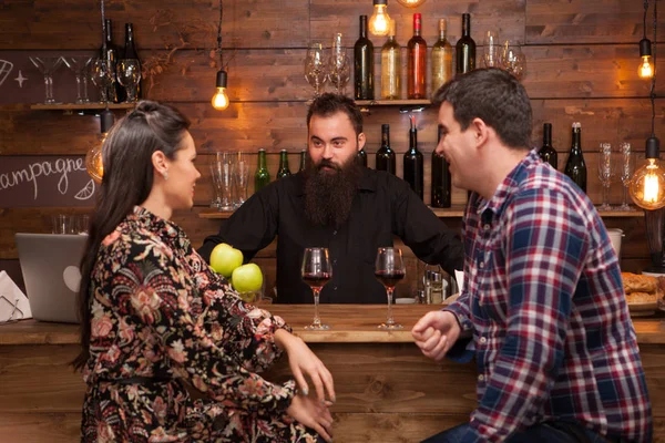 Casal conversando com barman atrás do balcão de bar em um café . — Fotografia de Stock