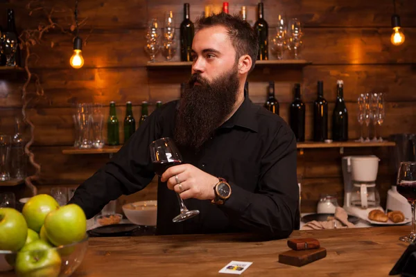 Atractivo camarero joven sosteniendo una copa de vino detrás del conde . —  Fotos de Stock